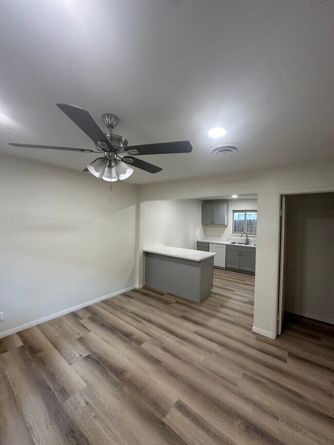 Foto del edificio - 519 E Ridgecrest Blvd
