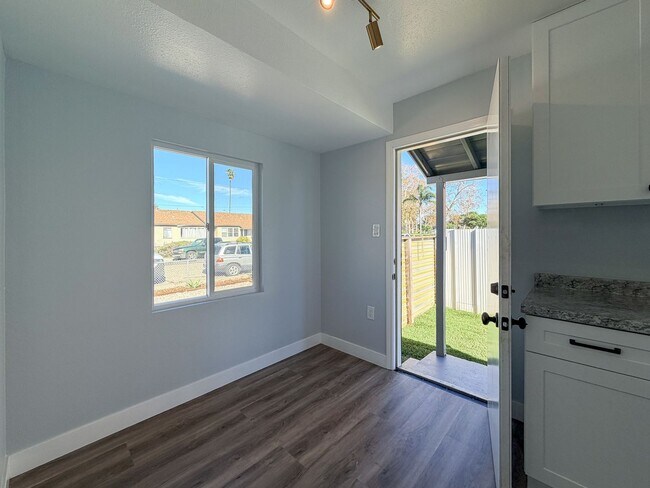 Foto del edificio - 502-504 E Hemlock- LT