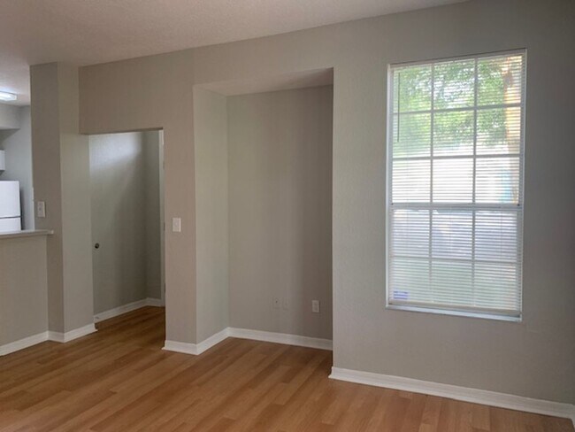 Foto del edificio - Nice size 1 bedroom condo for rent in Bish...