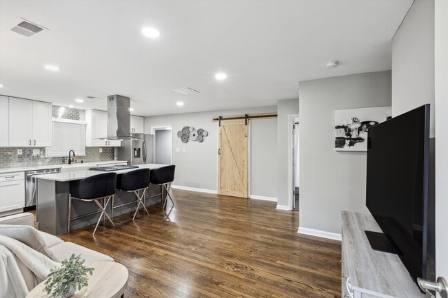 Foto del edificio - 5270 Edenshire Ave