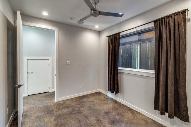 Building Photo - 4977 Zuma Ct