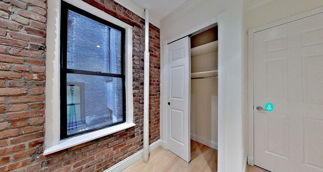 Building Photo - 610 E 9th St