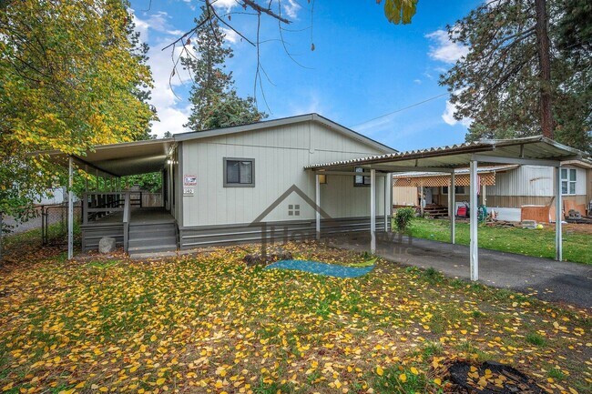Foto del edificio - 3 Bedroom 2 Bathroom Home with Carport Available in Coeur d'Alene!