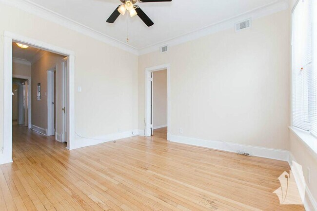 Building Photo - 3054 N Greenview Ave