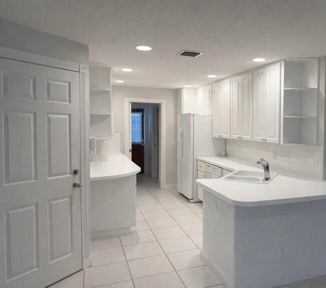 Foto del edificio - 3200 W Community Dr