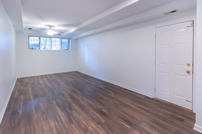 Foto del edificio - 1064 N Marshfield Ave