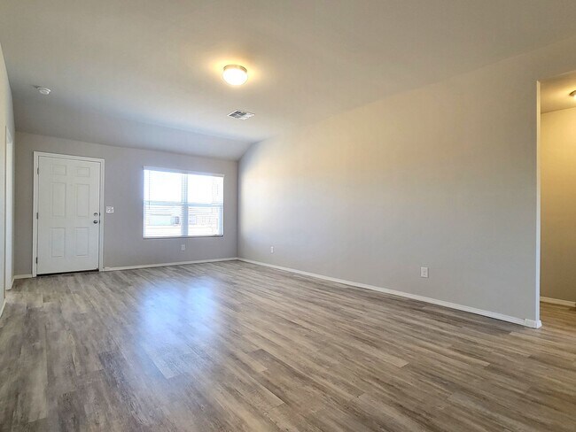 Foto del edificio - NEWLY BUILT HOME IN HARRAH!!!!