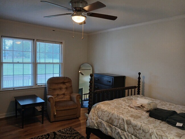 Room C - Table/Recliner/Mirror - 3634 Riley Rd