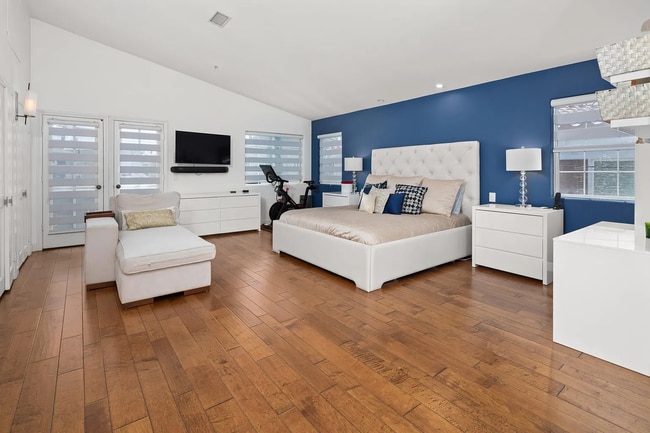 Building Photo - 569 E Ave