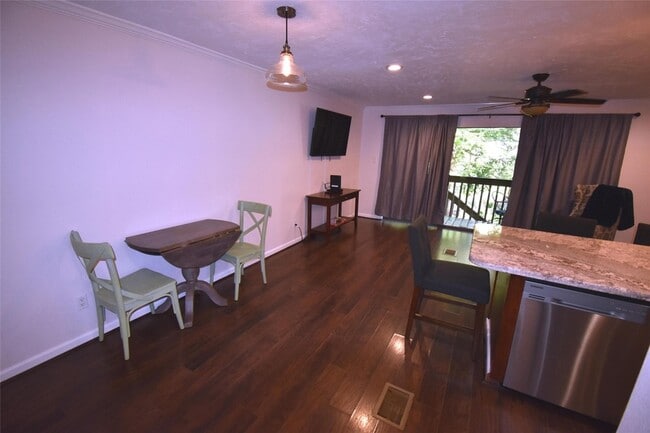 Building Photo - 3900 Aspen Dr