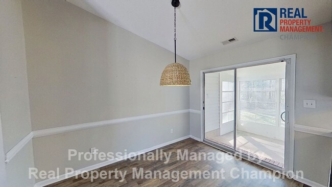 Foto del edificio - 3 BD/2 BA Home with Fenced Yard & Attached Garage