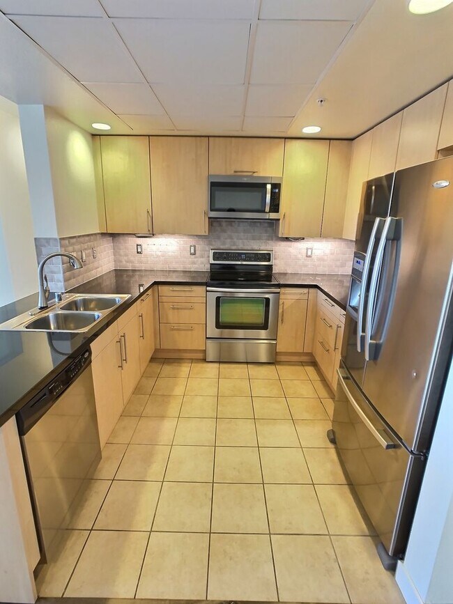 Building Photo - Top-Floor Sunset Facing 2 Bedroom Condo Fo...