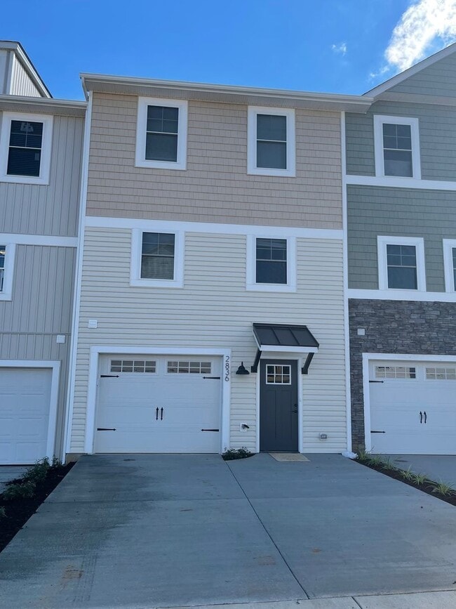 Building Photo - Spacious Luxury Townhome! Outstanding Loca...