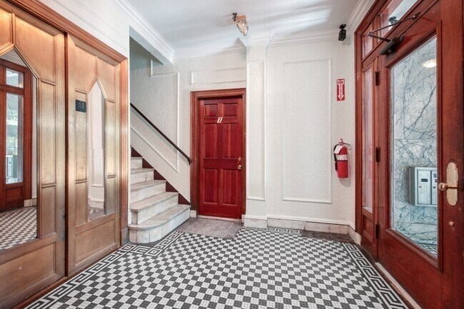 Foto del edificio - 249 Chestnut Hill Ave