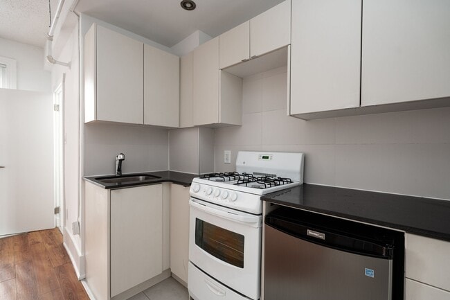 Building Photo - 160 Huron St