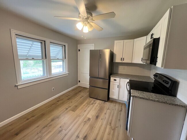 Foto del edificio - Stunning 2 Bedroom 1 Bath Brick Home! - Pr...