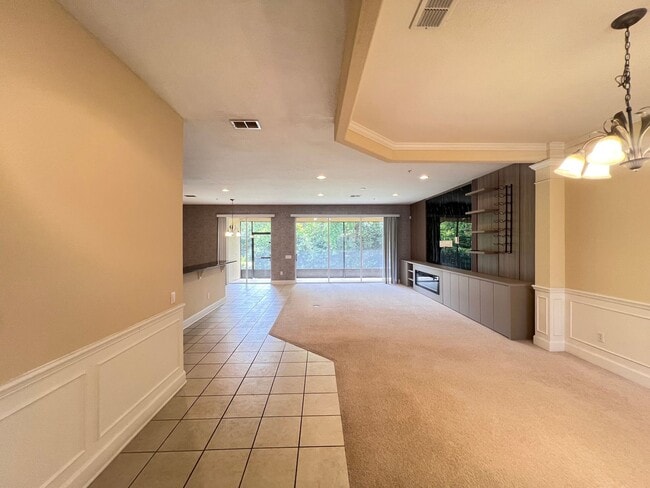 Building Photo - Great townhouse -  available now!