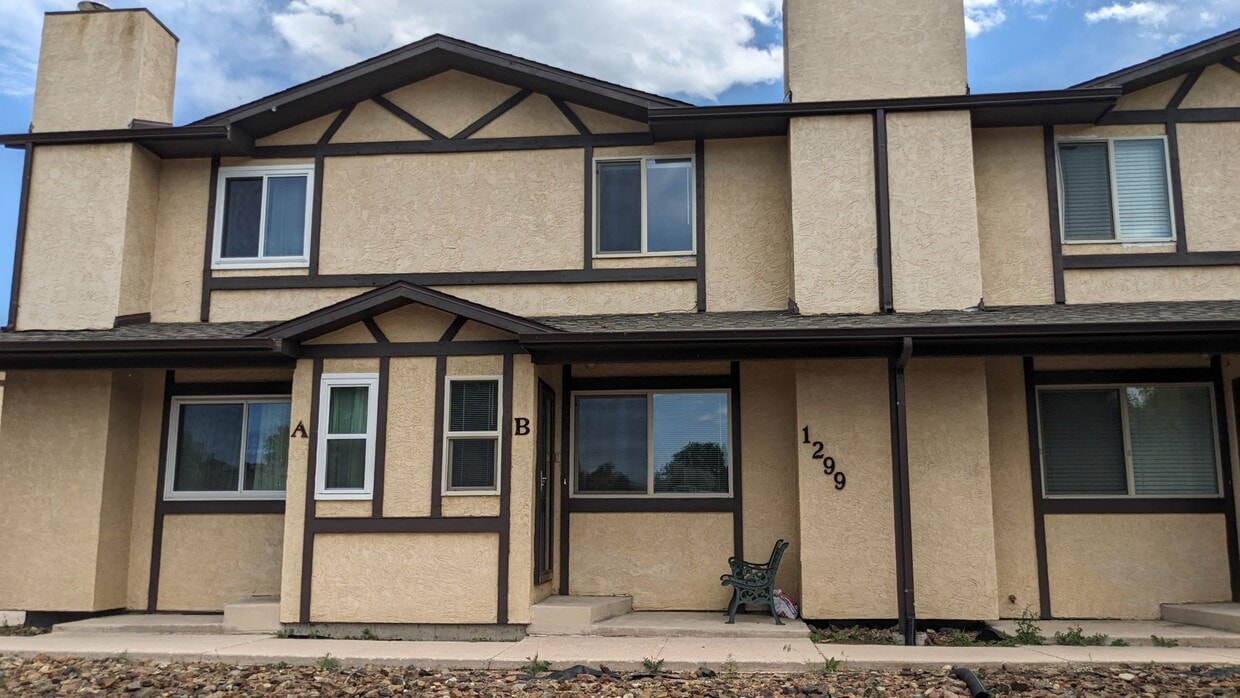 Primary Photo - 2 Bed Townhome Available Now!