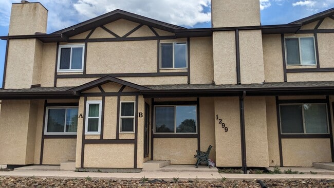 2 Bed Townhome Available Now! - 2 Bed Townhome Available Now!