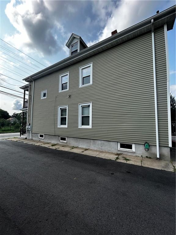 Building Photo - 494 Wellington Ave