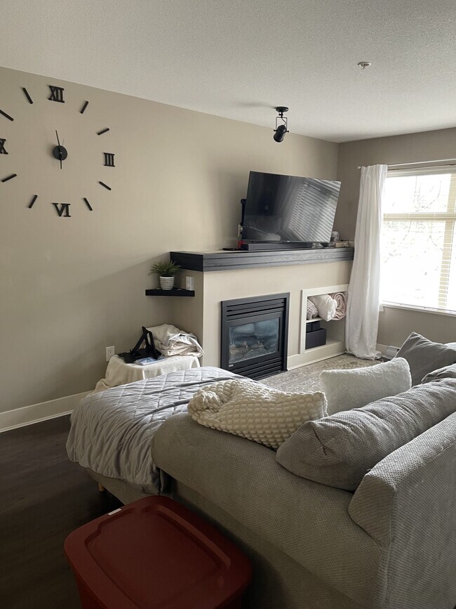 Building Photo - 6500 194 St