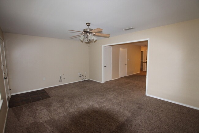 Building Photo - Spacious 3 Bedroom in Whitehouse!
