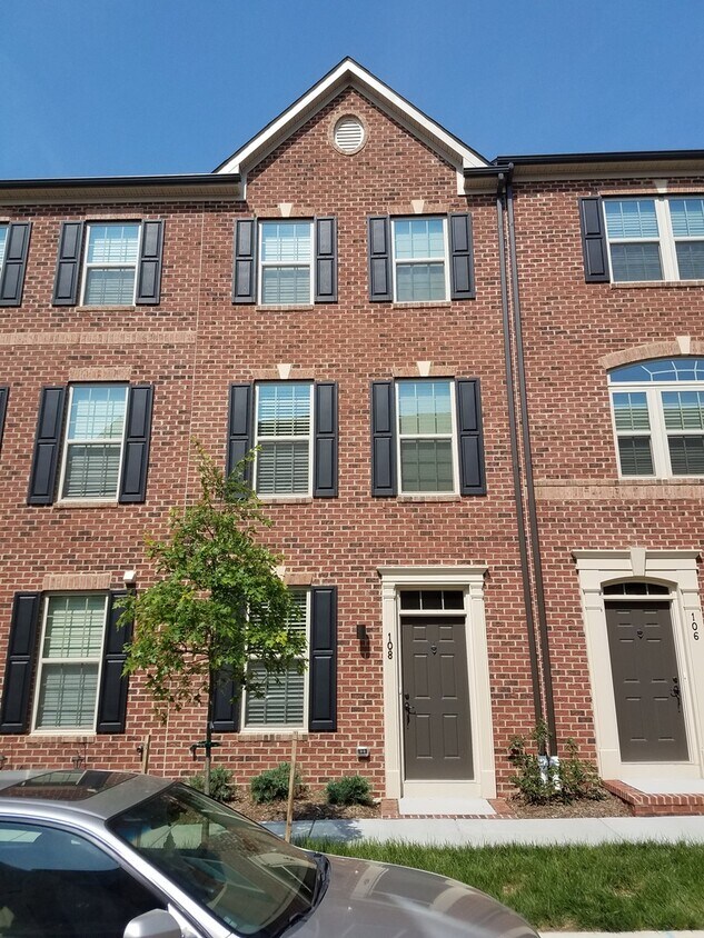 Foto principal - Gorgeous 2 Bedroom Townhome in Oldham Cros...