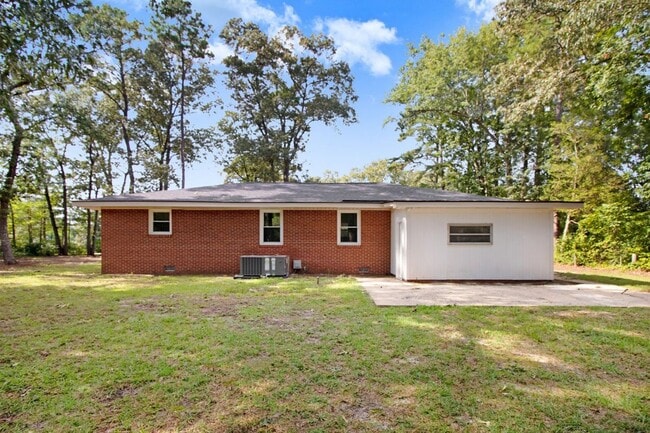 Building Photo - 3 BR, 1.5 BA Brick Ranch in Goldsboro