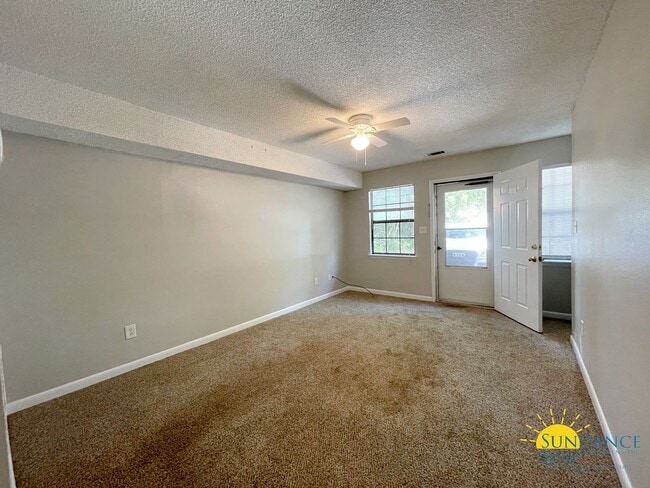 Building Photo - Great End-Unit Townhouse in Fort Walton Beach