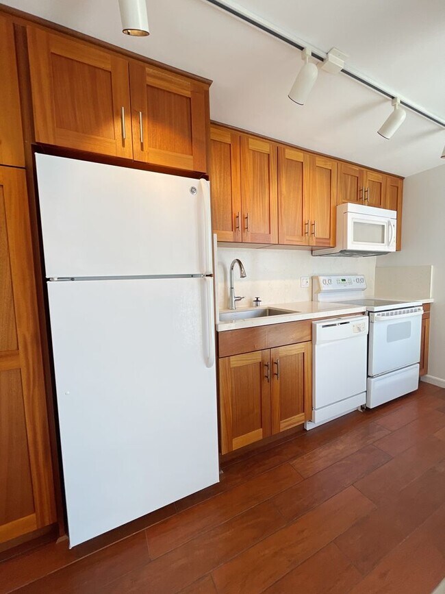 Building Photo - Punahou Royale (Makiki) - 1 Bedroom, 1 Bat...