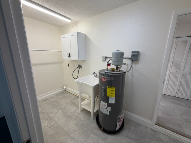 Building Photo - 1042 Willowood Ln