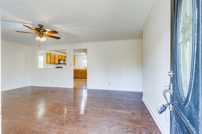 Foto del edificio - Beautiful 3 Bedroom, 1-Bath Home Across fr...