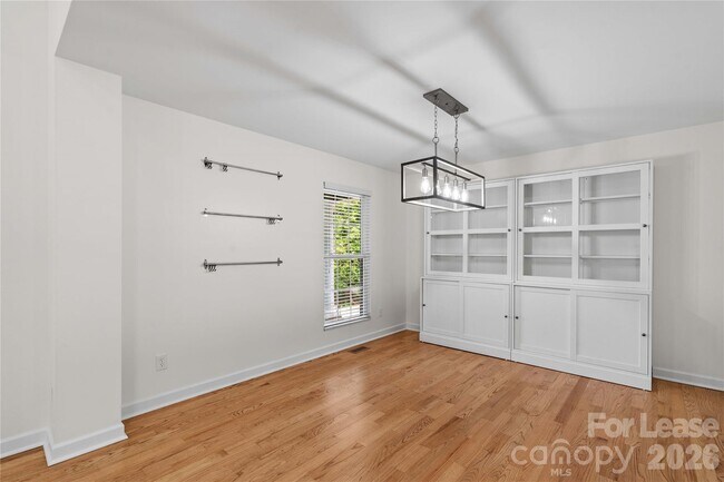 Foto del edificio - 5020 Fox Hollow Dr
