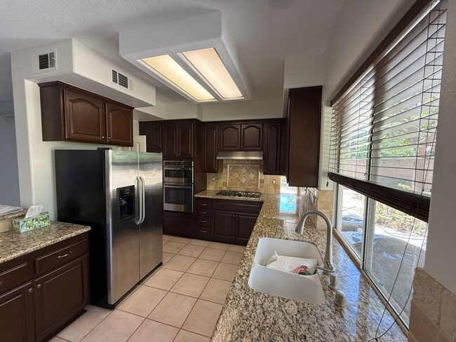 Building Photo - Great 4 bedroom Moorpark Home in Great Nei...