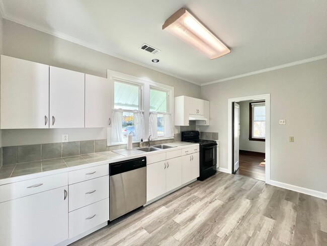 Building Photo - Two Bedroom Home with a Beautiful Kitchen ...