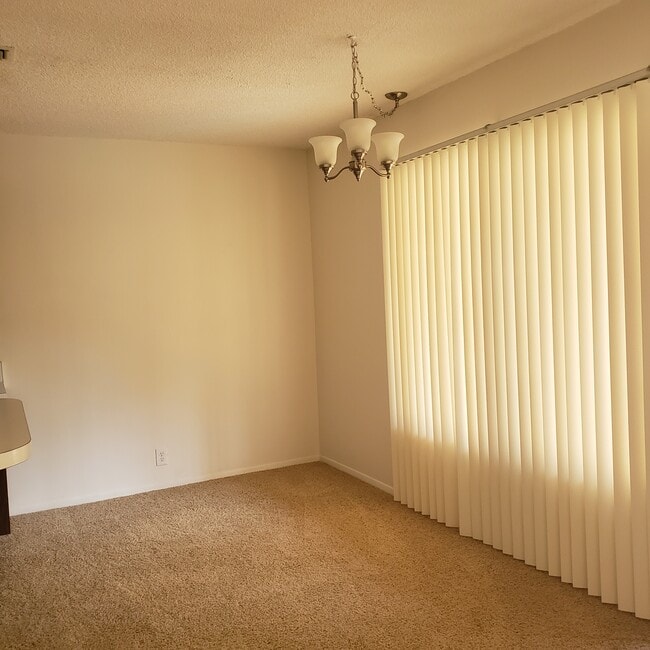 eDining Room Seats 6 - 39905 Bird Ln