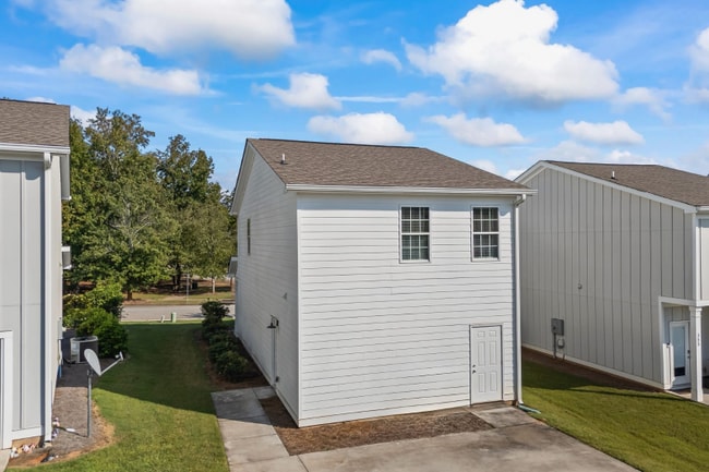 Photo - 365 Lorien Way House