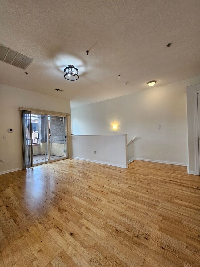 Building Photo - Spacious Second Floor Condo