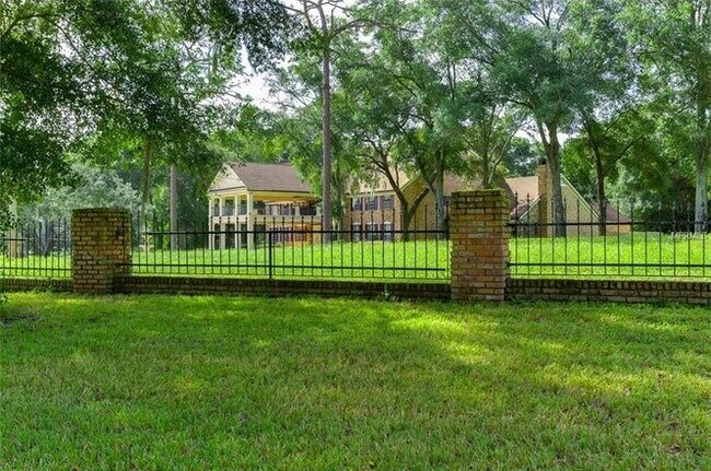 Building Photo - 8 Bedroom 9 Bath Mansion Available Now