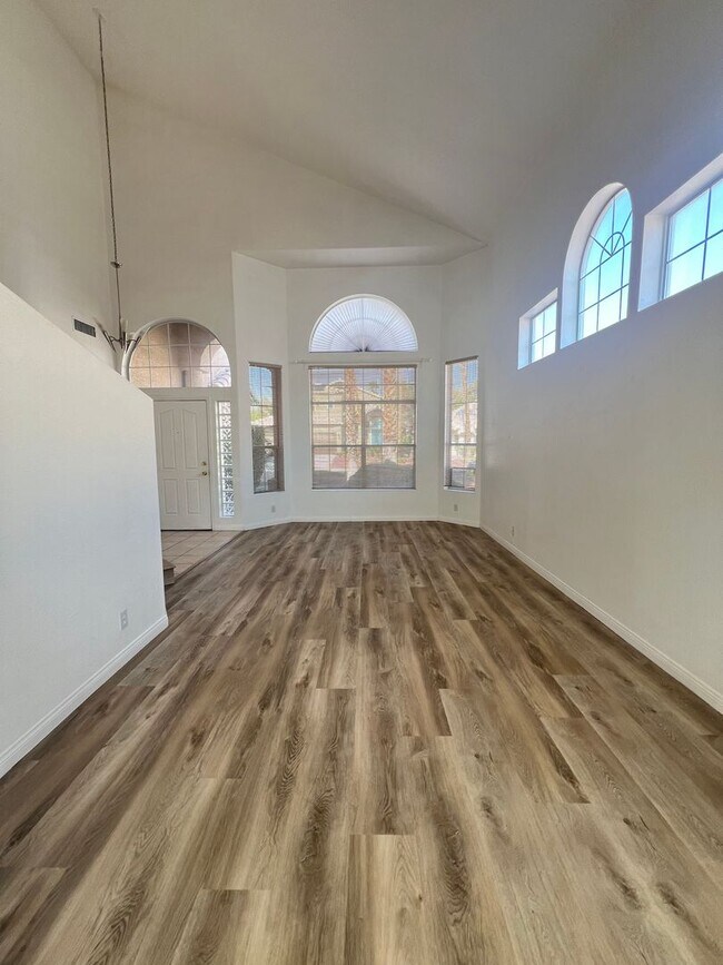 Foto del edificio - Gated 4 bedroom with a bonus room in Summe...