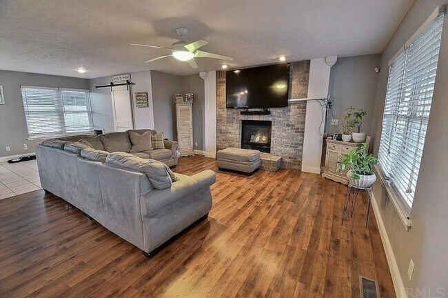 Foto del edificio - LARGE 3 Bedroom 2 Bath w/ basement