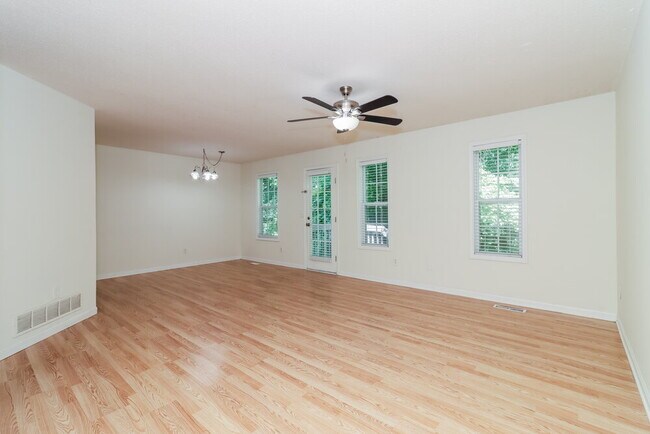 Building Photo - 757 Newport Dr