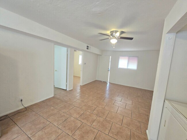 Foto del edificio - 2 bed 1.5 bath UTILITES INCLUDED