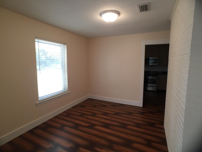 Building Photo - 701 Planet Dr