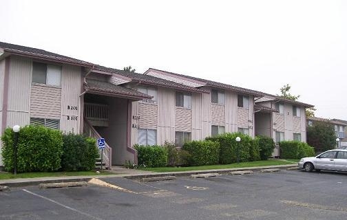 Primary Photo - Commodore Apartments