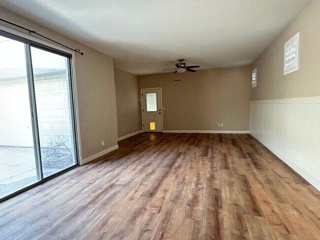 Building Photo - 5343 E Holmes Ave