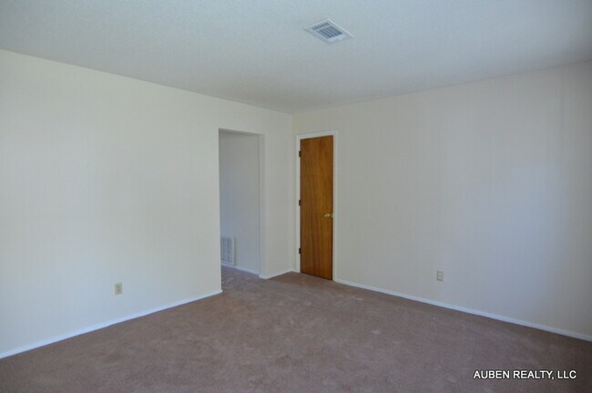 Foto del edificio - 2 Bedroom Duplex - Section 8 OK!