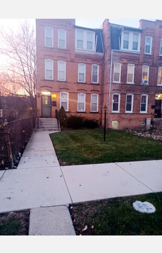 Foto principal - 10518 S Maryland Ave