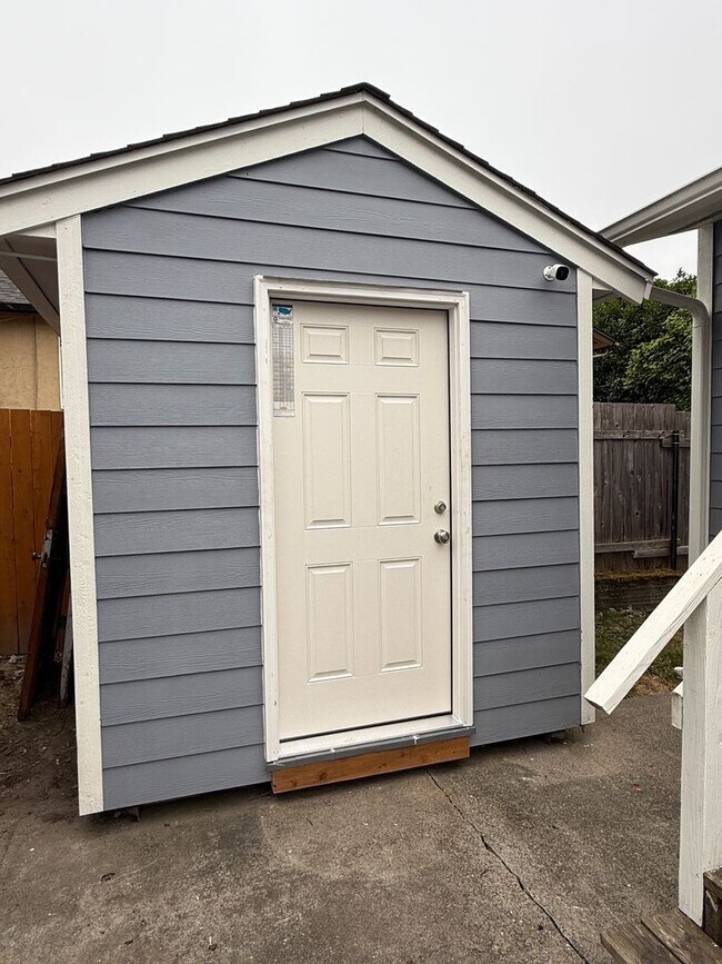 Foto del edificio - UPDATED 1 STORY 4 BED 2 BATH 2 CAR GARAGE ...