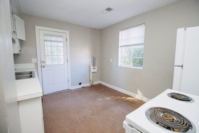 Building Photo - 2 Bedroom, 1 Bath in West Columbia - Avail...